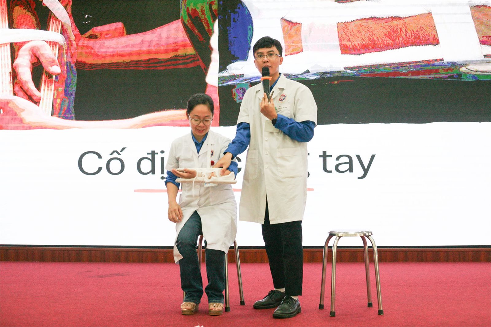 ThS.BS Lê Trung Kiên hướng dẫn thực hành cố định nẹp cẳng tay khi sơ cứu