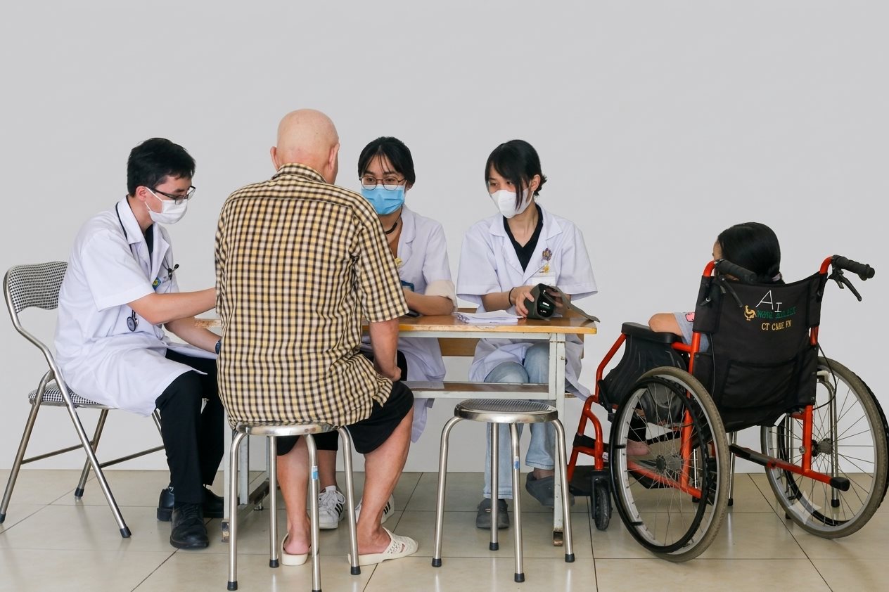 Nhân viên y tế làm việc trong buổi khám sức khỏe cộng đồng