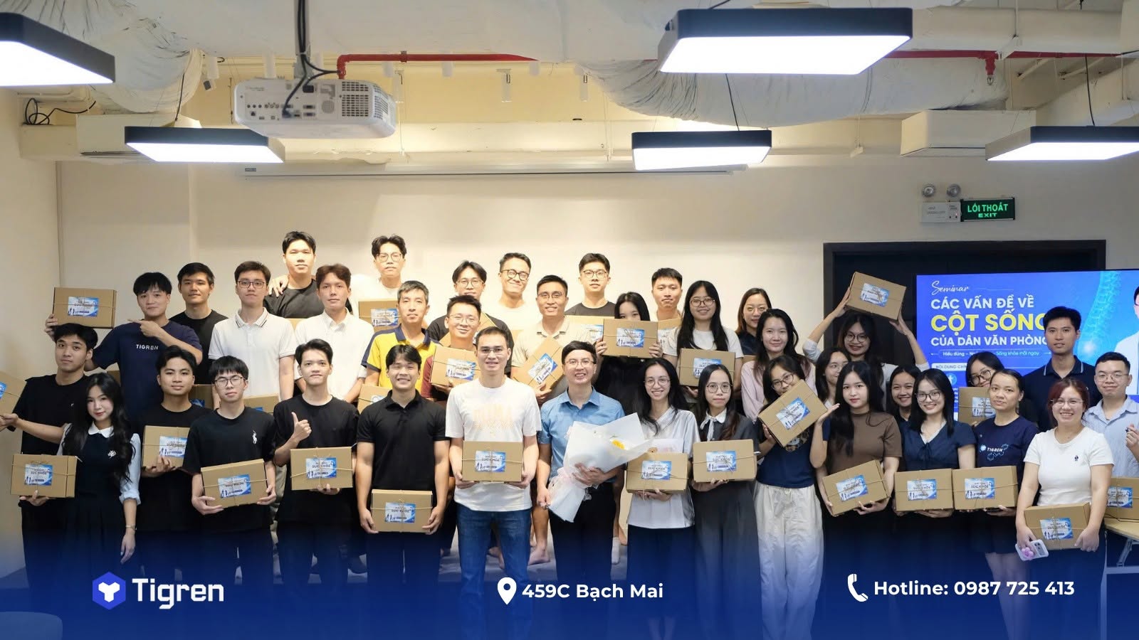 ThS.BS Lê Trung Kiên cùng toàn thể nhân viên Tigren sau seminar Các vấn đề về cột sống của dân văn phòng