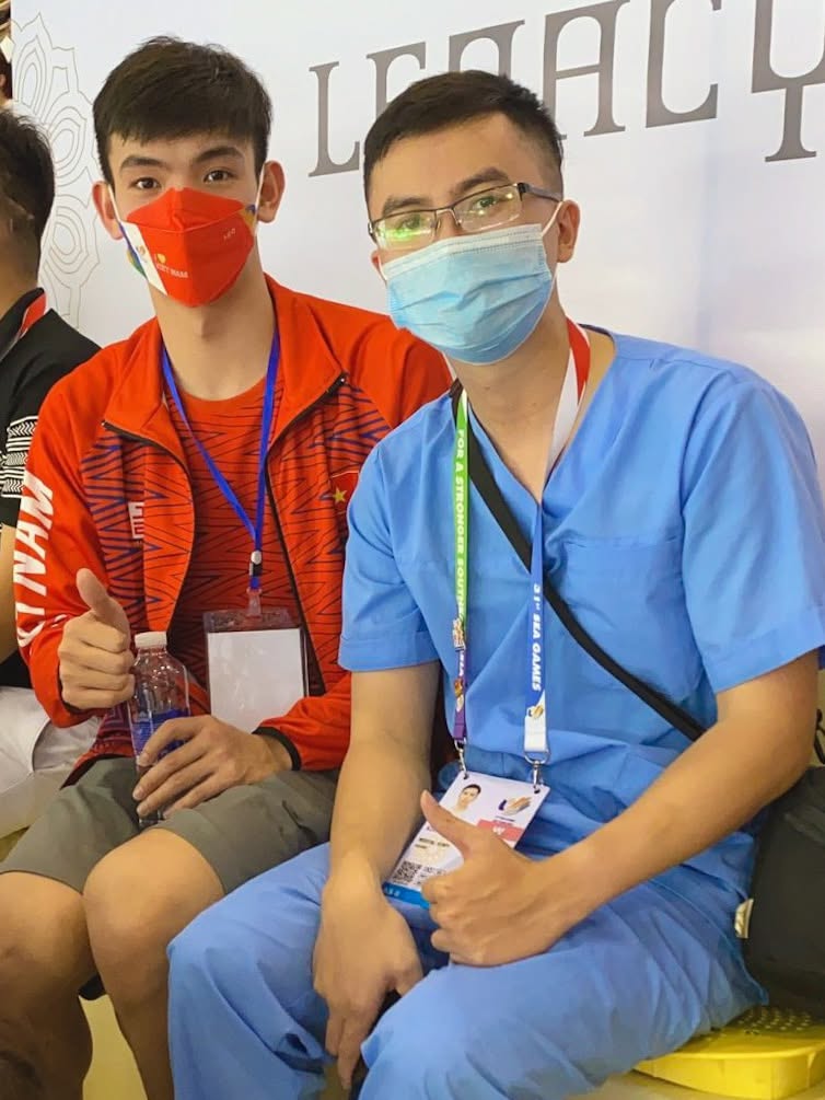 Đội trưởng đội đáp ứng Y tế tại SEA Games 31, cùng vận động viên đoàn Việt Nam