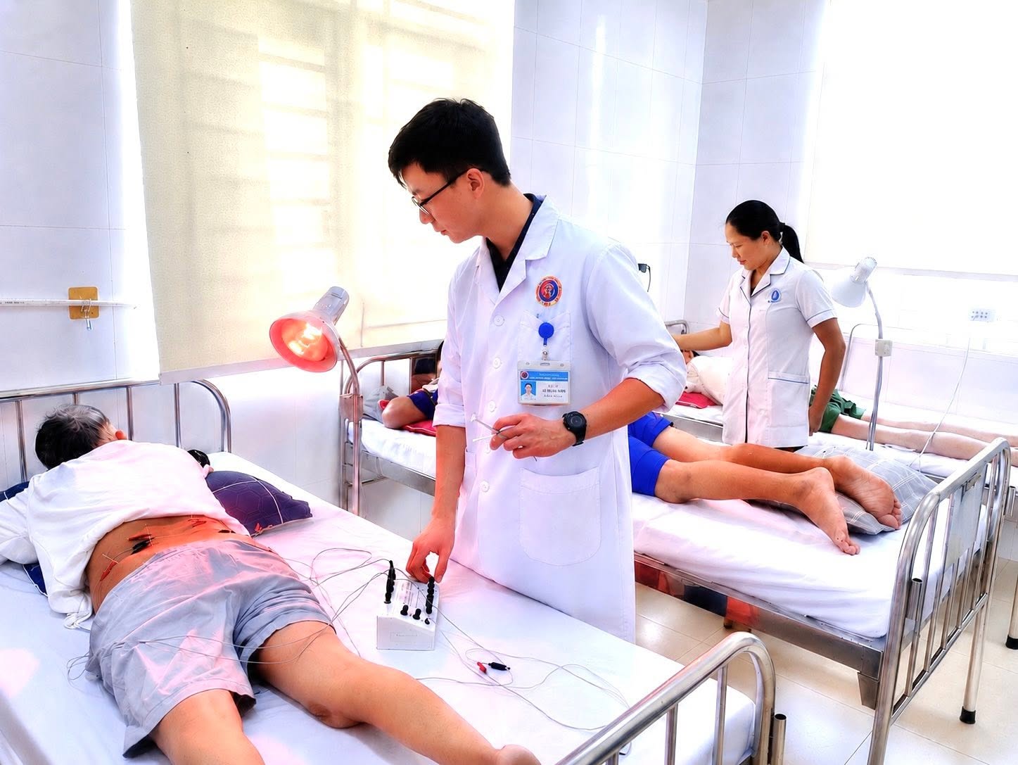Điện châm vùng thắt lưng kết hợp đèn hồng ngoại tại khoa Y học cổ truyền