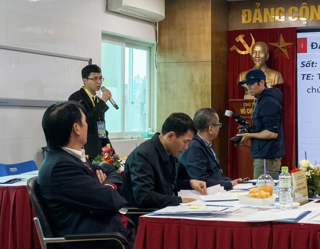 ThS.BS Lê Trung Kiên báo cáo trước hội đồng chấm thi tại Hội thi Kỹ thuật sáng tạo tuổi trẻ ngành Y tế khu vực Hà Nội lần thứ 30