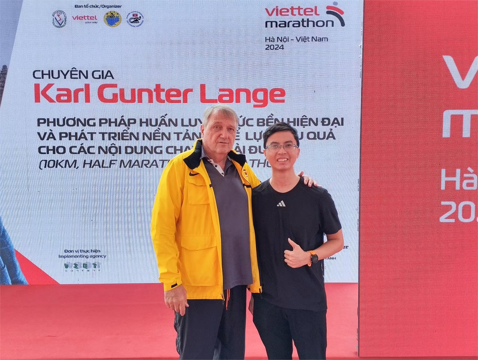 ThS.BS Lê Trung Kiên cùng chuyên gia Karl Gunter Lange tại Viettel Marathon Hà Nội 2024